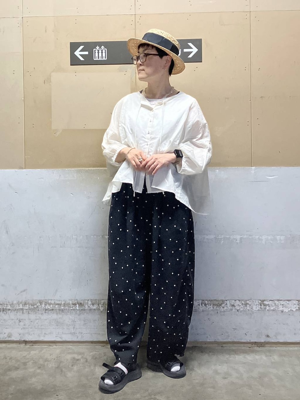 その他のその他パンツ、ホワイト系のタンクトップ、その他のタンクトップを着用したレディースの春コーディネートの6枚目の写真