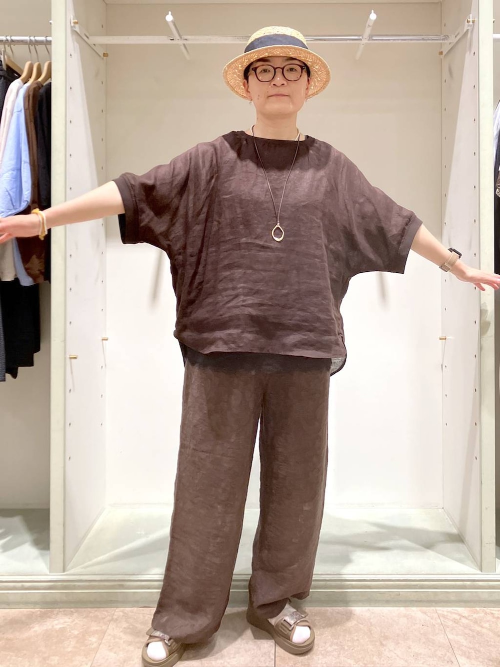 その他のサンダル、ブラウン系のシャツ/ブラウス、ブラウン系のその他パンツを着用したレディースの夏コーディネートの2枚目の写真