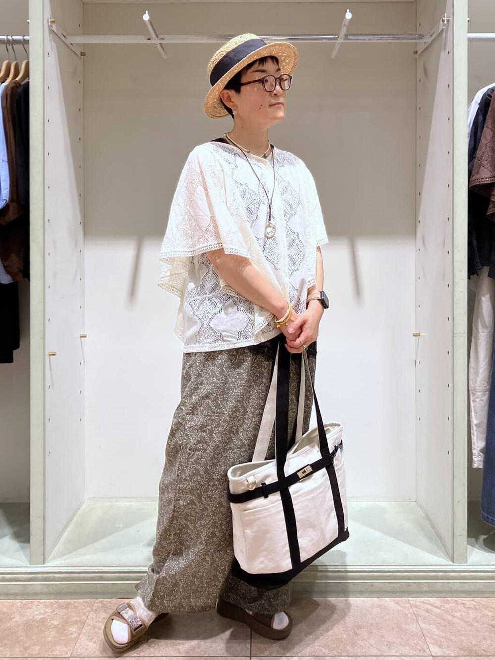 ベージュ系のシャツ/ブラウス、その他のサンダル、ブラック系のトートバッグを着用したレディースの夏コーディネートの9枚目の写真