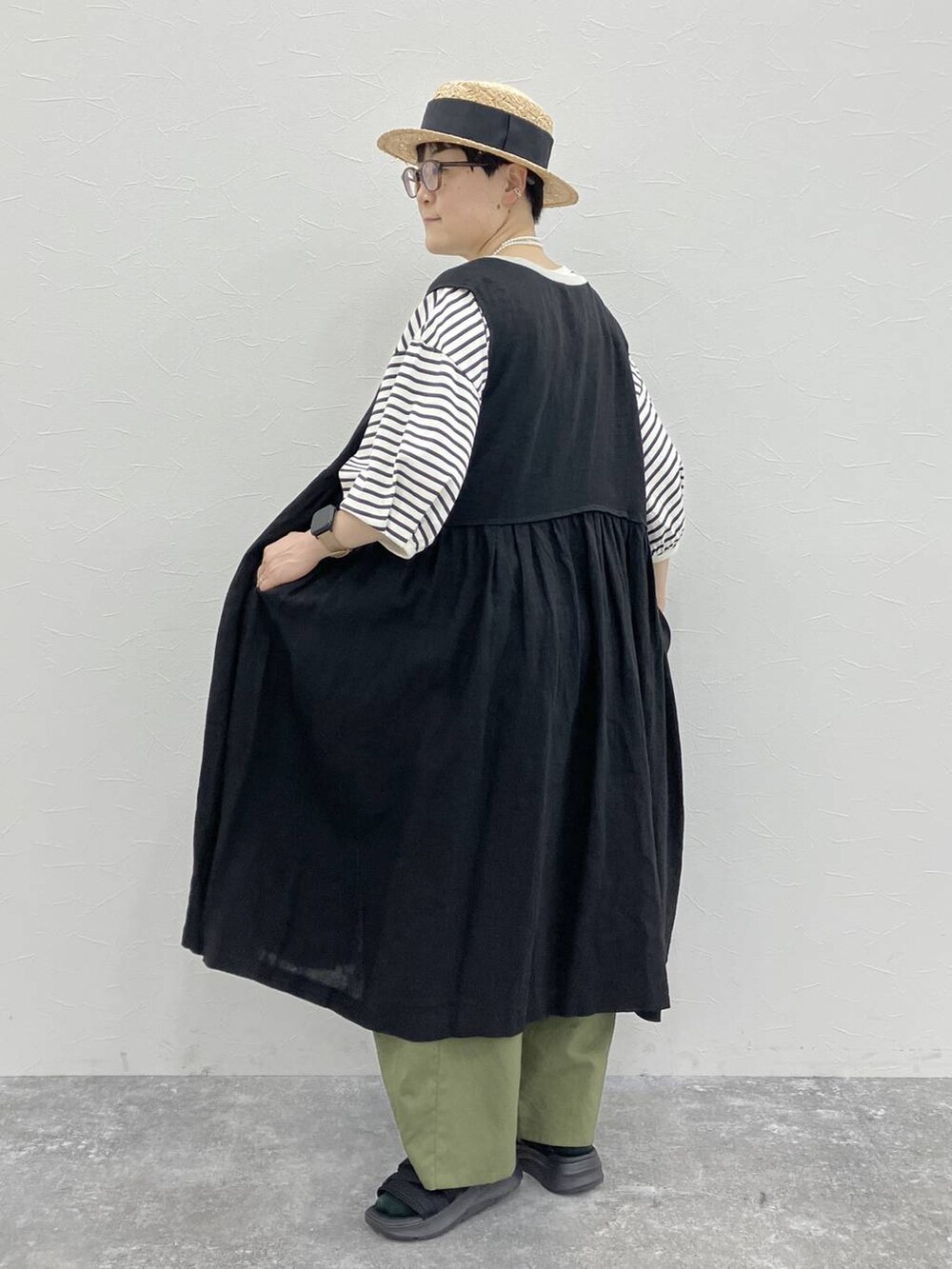 その他のTシャツ/カットソー、シルバー系のネックレス、その他のイヤーカフを着用したレディースの春コーディネートの6枚目の写真