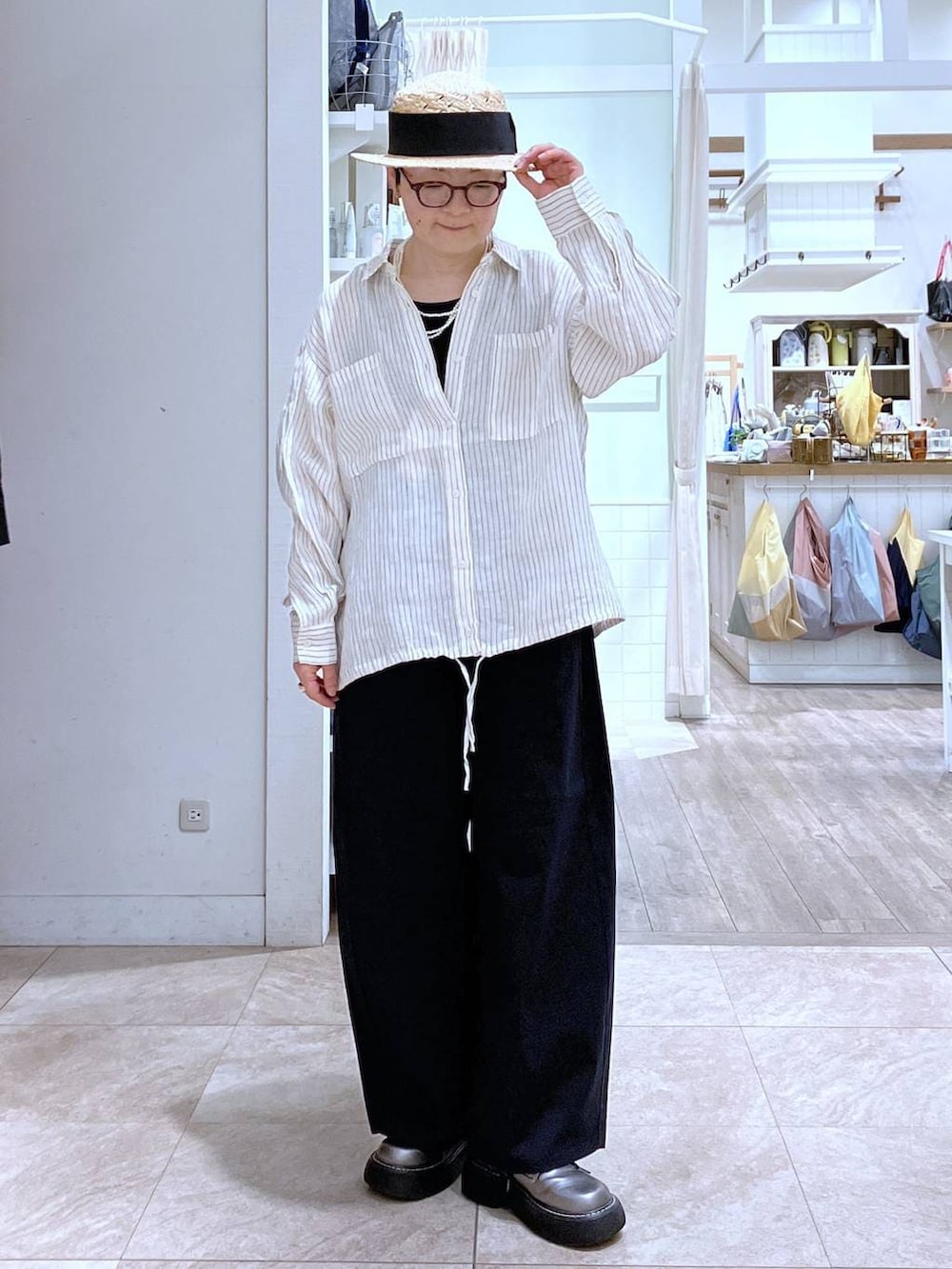 その他のその他シューズ、ブラック系のタンクトップ、その他のイヤリングを着用したレディースの春コーディネートの3枚目の写真