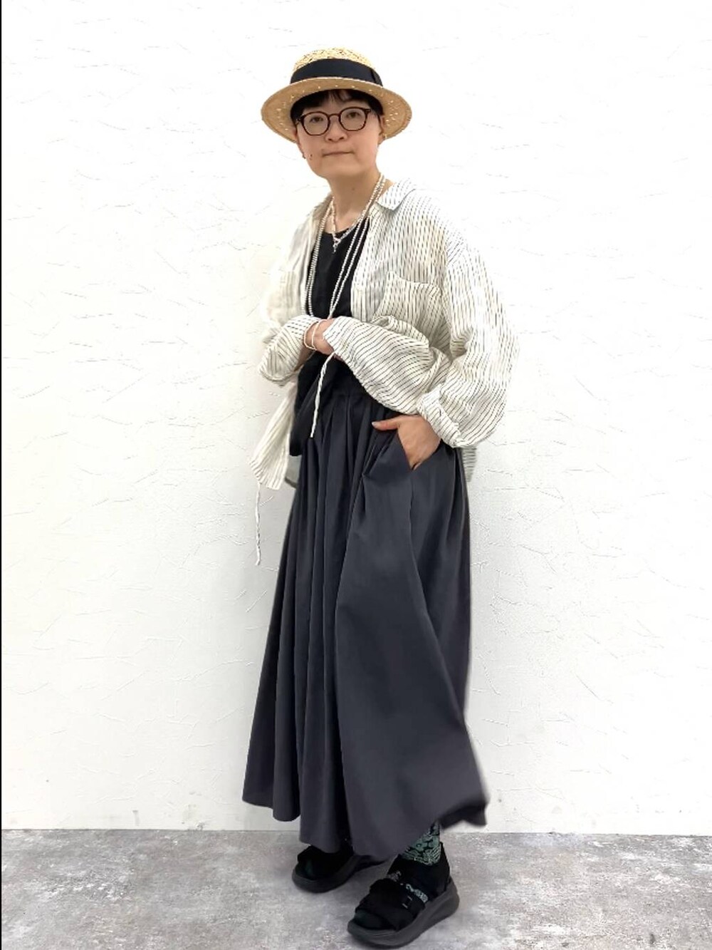 その他のシャツ/ブラウス、その他のタンクトップ、その他のイヤリングを着用したレディースの春コーディネートの5枚目の写真