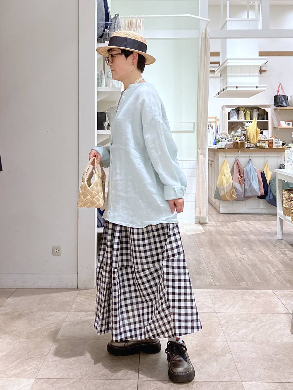 その他のその他シューズ、ブラック系のタンクトップ、その他のスカートを着用したレディースの春コーディネートの4枚目の写真