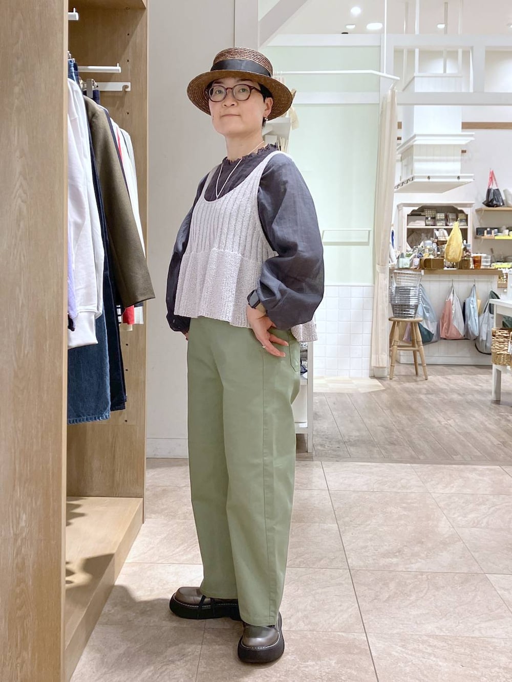 その他のその他シューズ、グリーン系のその他パンツ、その他のシャツ/ブラウスを着用したレディースの春コーディネートの3枚目の写真