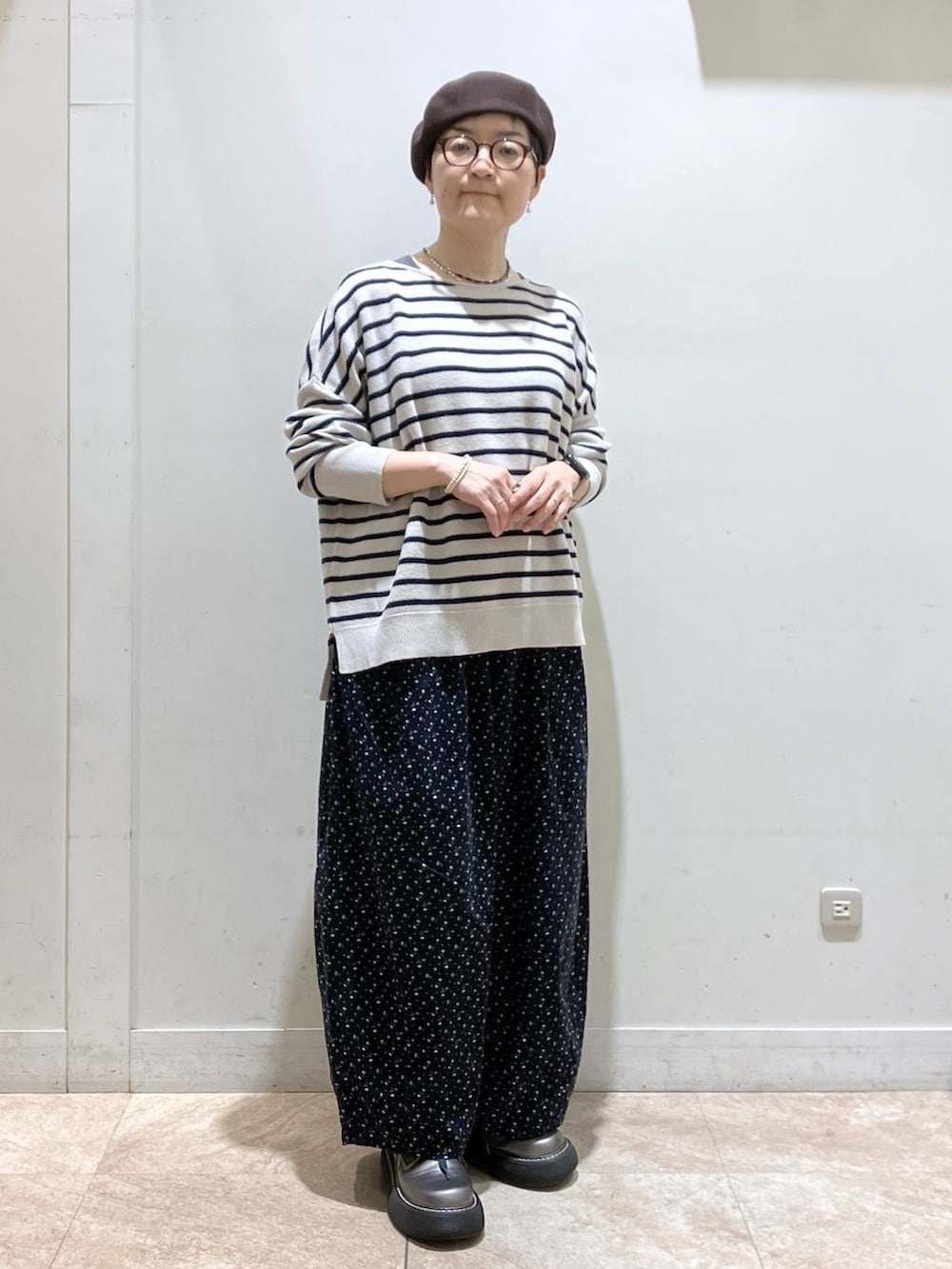 ブルー系のその他パンツ、グレー系のニット/セーター、その他のその他シューズを着用したレディースの秋コーディネートの5枚目の写真