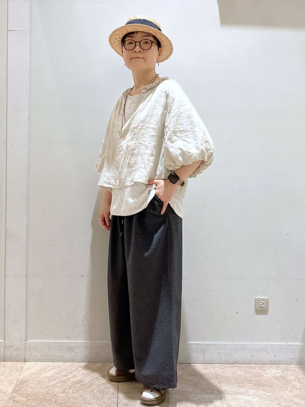 その他のサンダル、その他のその他パンツ、グレー系のタンクトップを着用したレディースの夏コーディネートの3枚目の写真