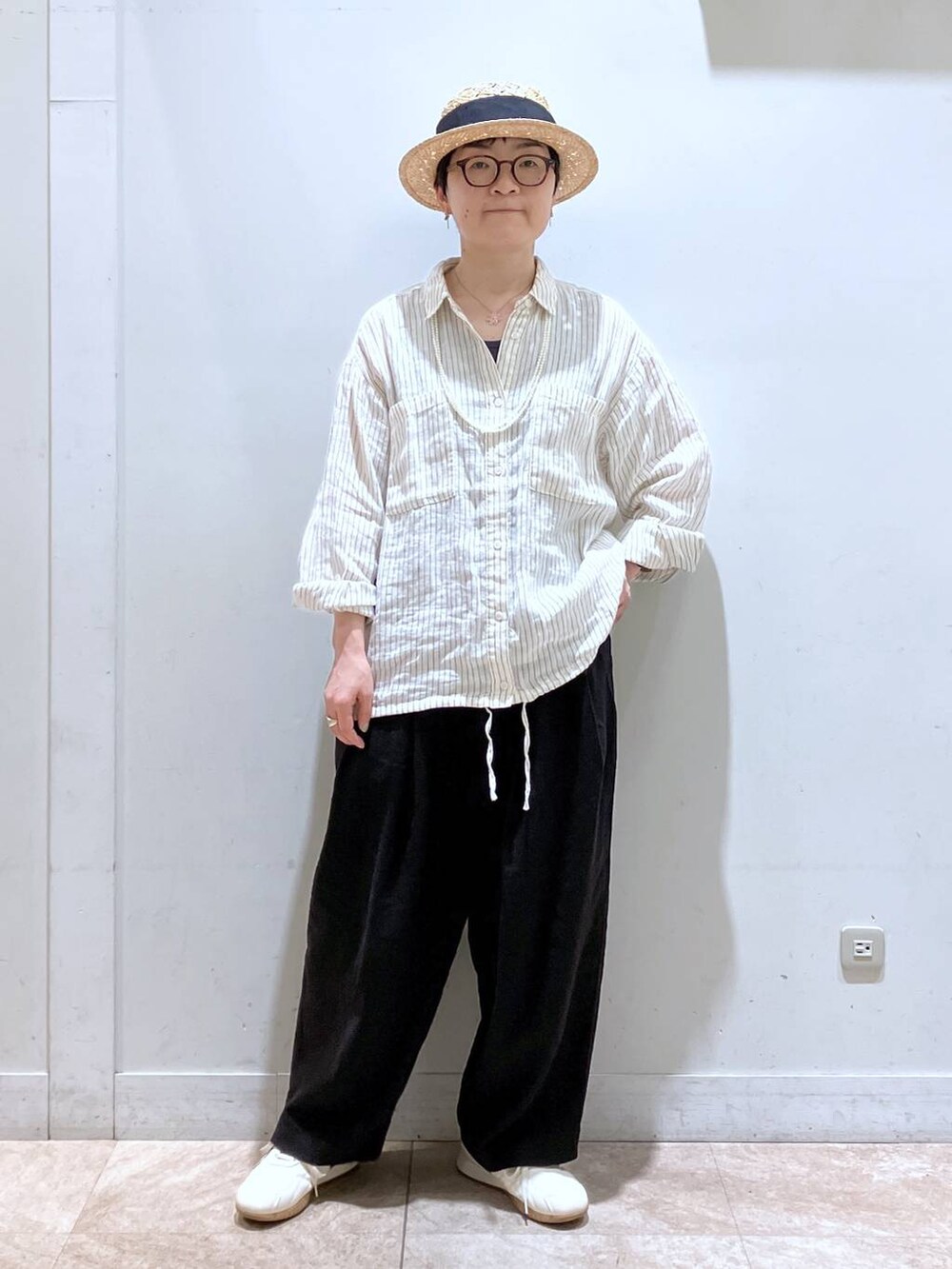 その他のシャツ/ブラウス、グリーン系のトートバッグ、ブラック系のその他パンツを着用したレディースの春コーディネートの2枚目の写真