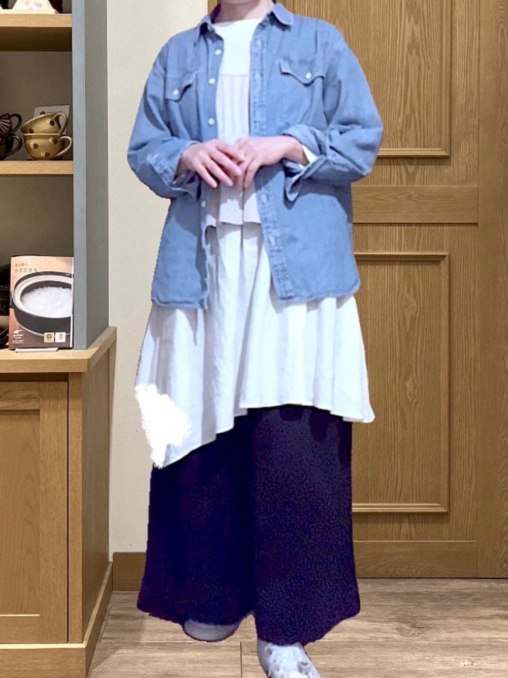 ベージュ系のチュニック、ブルー系のシャツ/ブラウス、ブルー系のその他パンツを着用したレディースの春コーディネートの2枚目の写真