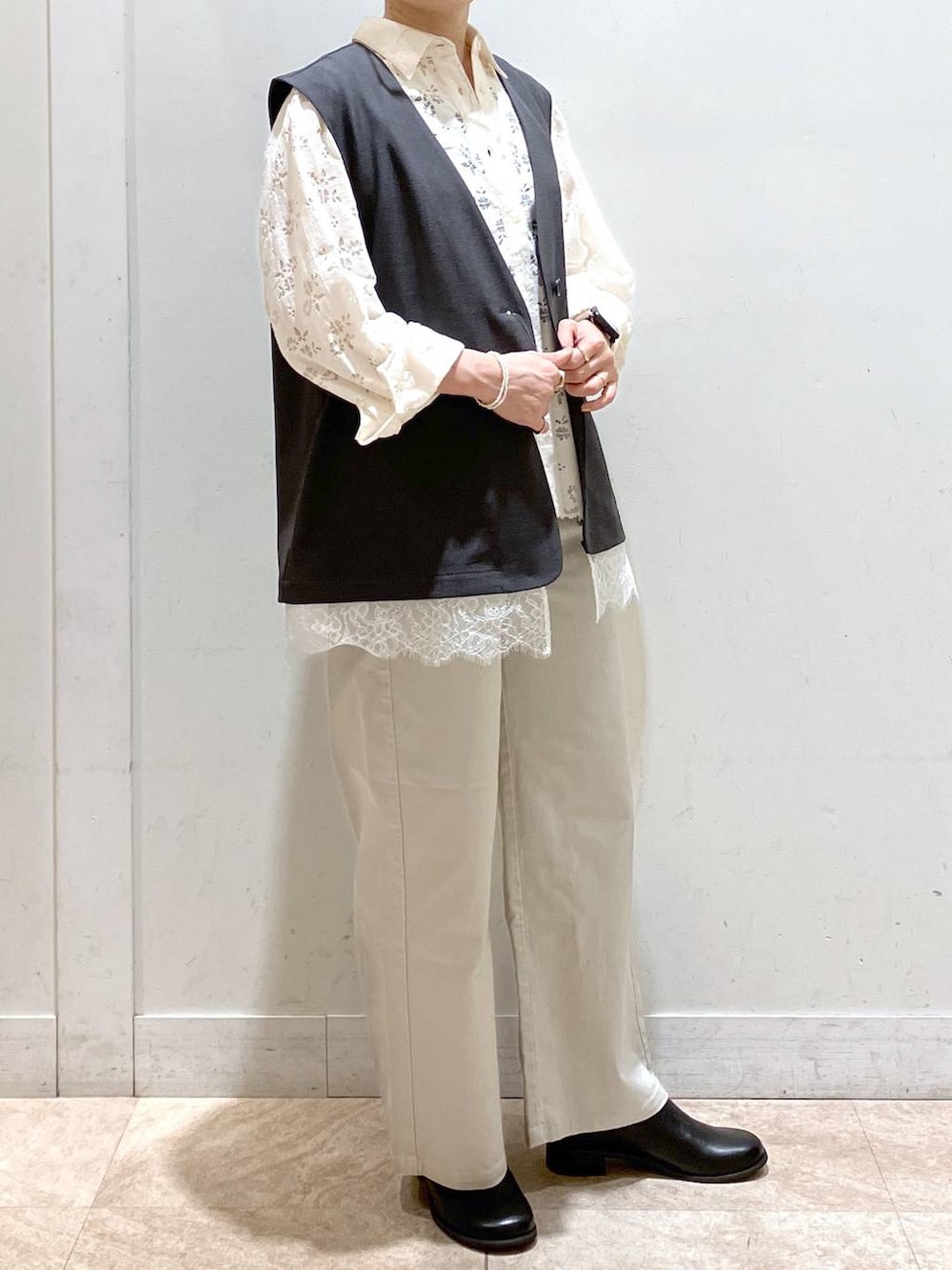 グレー系のその他パンツ、ホワイト系のシャツ/ブラウス、ブラック系のその他シューズを着用したレディースの春コーディネートの7枚目の写真