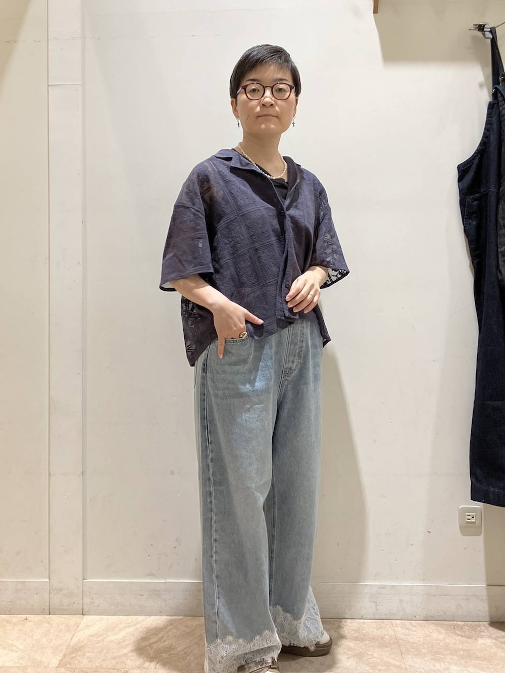 ブルー系のデニムパンツ、グレー系のシャツ/ブラウス、その他のサンダルを着用したレディースの夏コーディネートの3枚目の写真