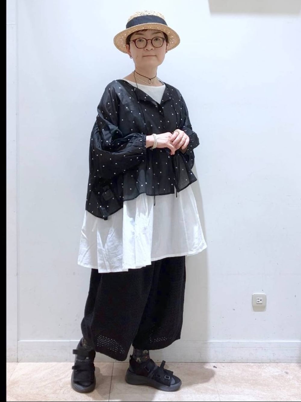 ブラック系のタンクトップ、その他のシャツ/ブラウス、ブラック系のその他パンツを着用したレディースの春コーディネートの2枚目の写真