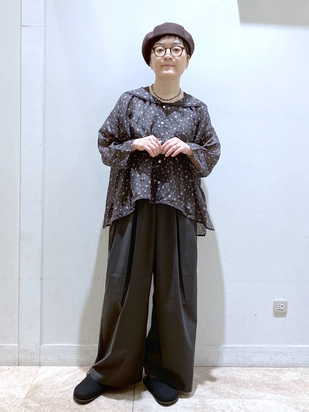 ブラウン系のシャツ/ブラウス、ブラウン系のタンクトップ、ブラック系のその他パンツを着用したレディースの夏コーディネートの4枚目の写真