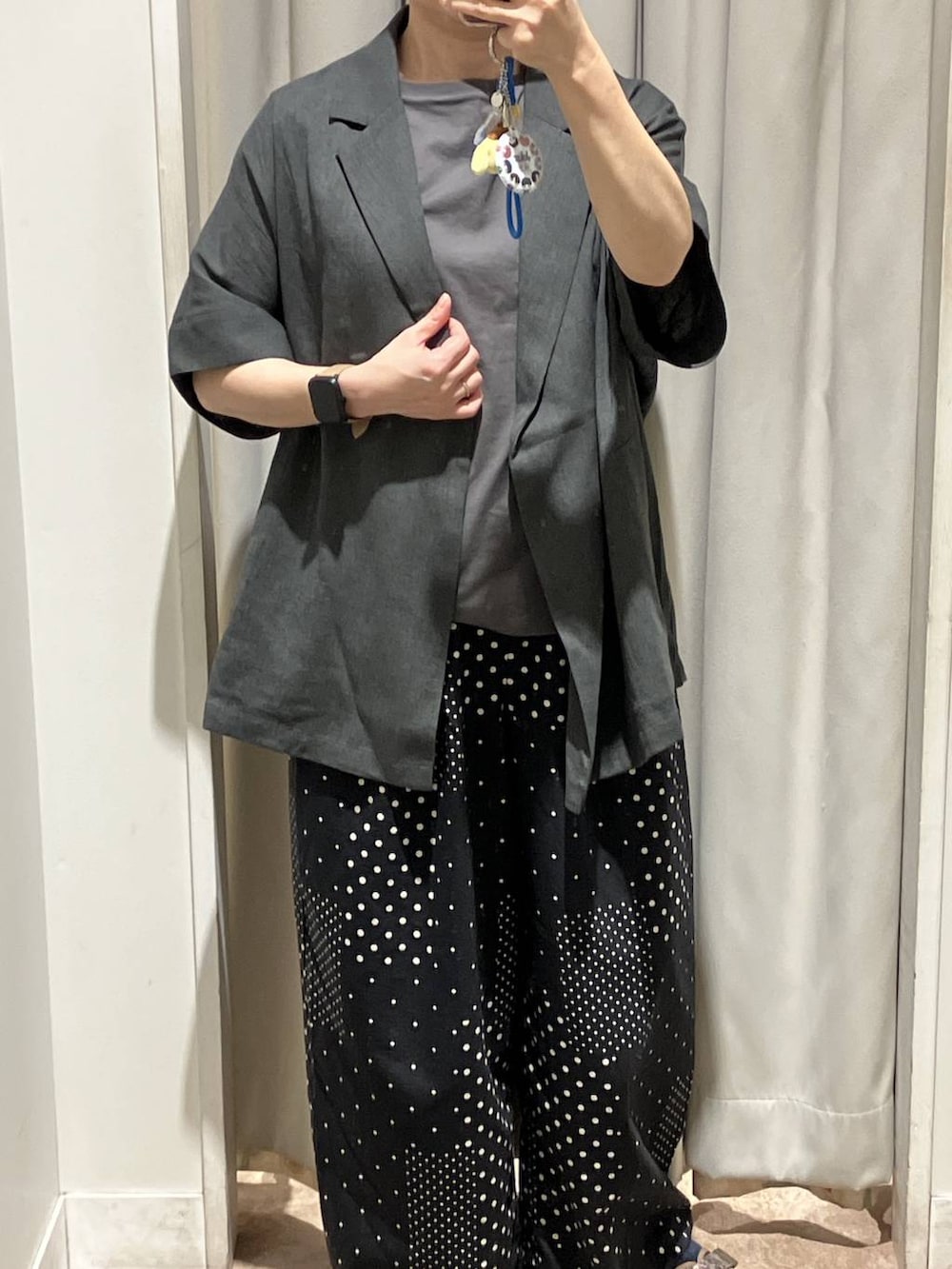 グレー系のテーラードジャケット、その他のサンダル、ブラック系のその他パンツを着用したレディースの夏コーディネートの4枚目の写真