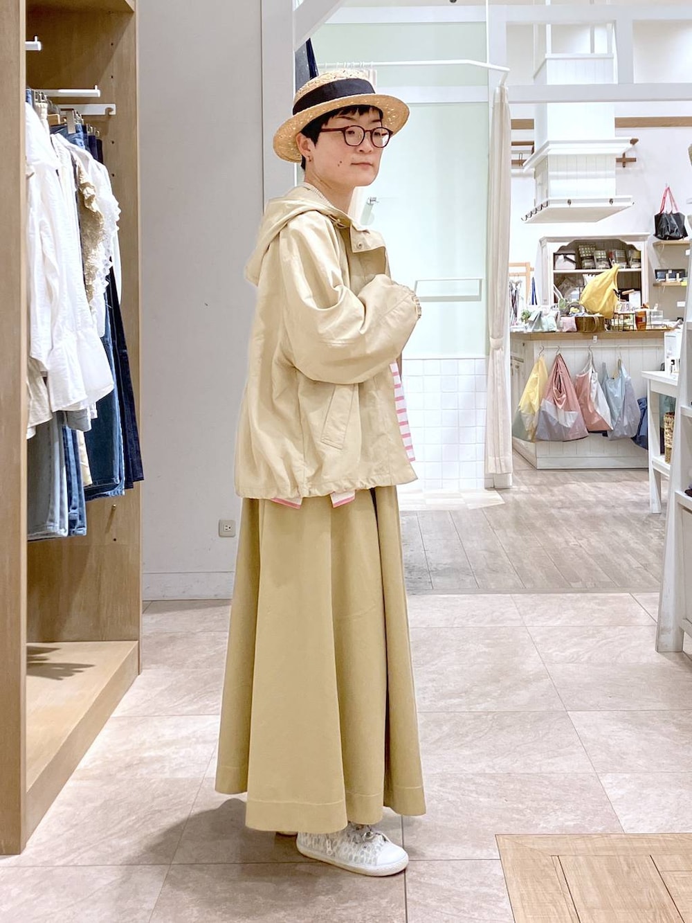 ベージュ系のマウンテンパーカー、その他のTシャツ/カットソー、その他のイヤリングを着用したレディースの春コーディネートの5枚目の写真