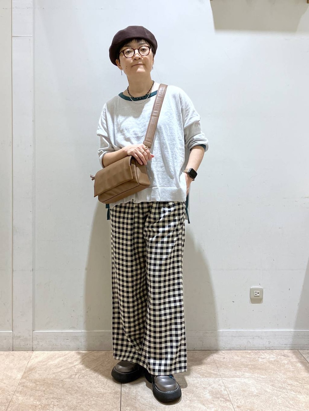 その他のその他シューズ、ブラウン系のショルダーバッグ、グレー系のニット/セーターを着用したレディースの秋コーディネートの5枚目の写真