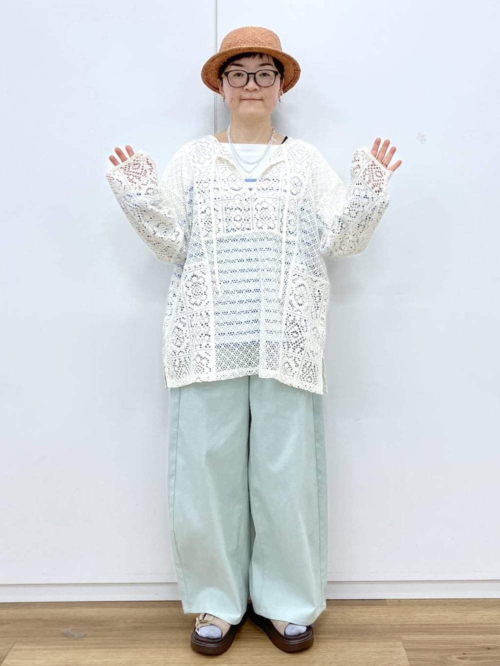 ブラック系のタンクトップ、ブルー系のTシャツ/カットソー、ベージュ系のサンダルを着用したレディースの春コーディネートの2枚目の写真