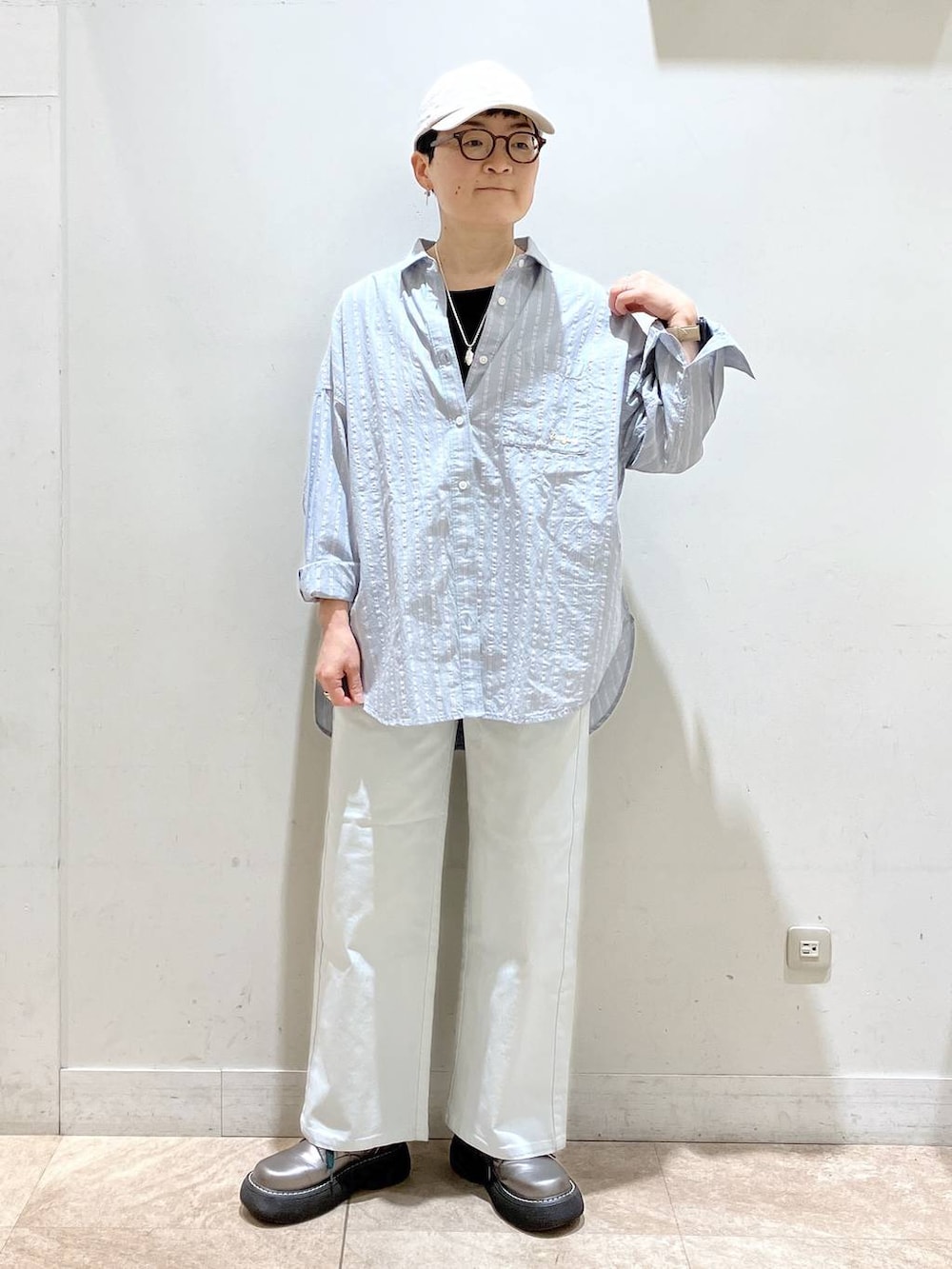 ブラック系のタンクトップ、その他のシャツ/ブラウス、ブルー系のその他パンツを着用したレディースの春コーディネートの2枚目の写真