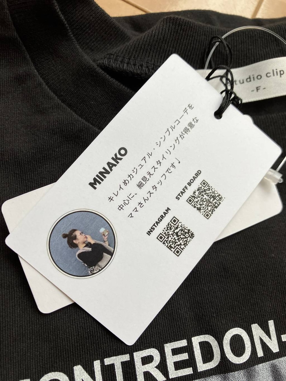 グリーン系のその他パンツ、ブラック系のTシャツ/カットソー、その他のネックレスを着用したレディースの夏コーディネートの7枚目の写真