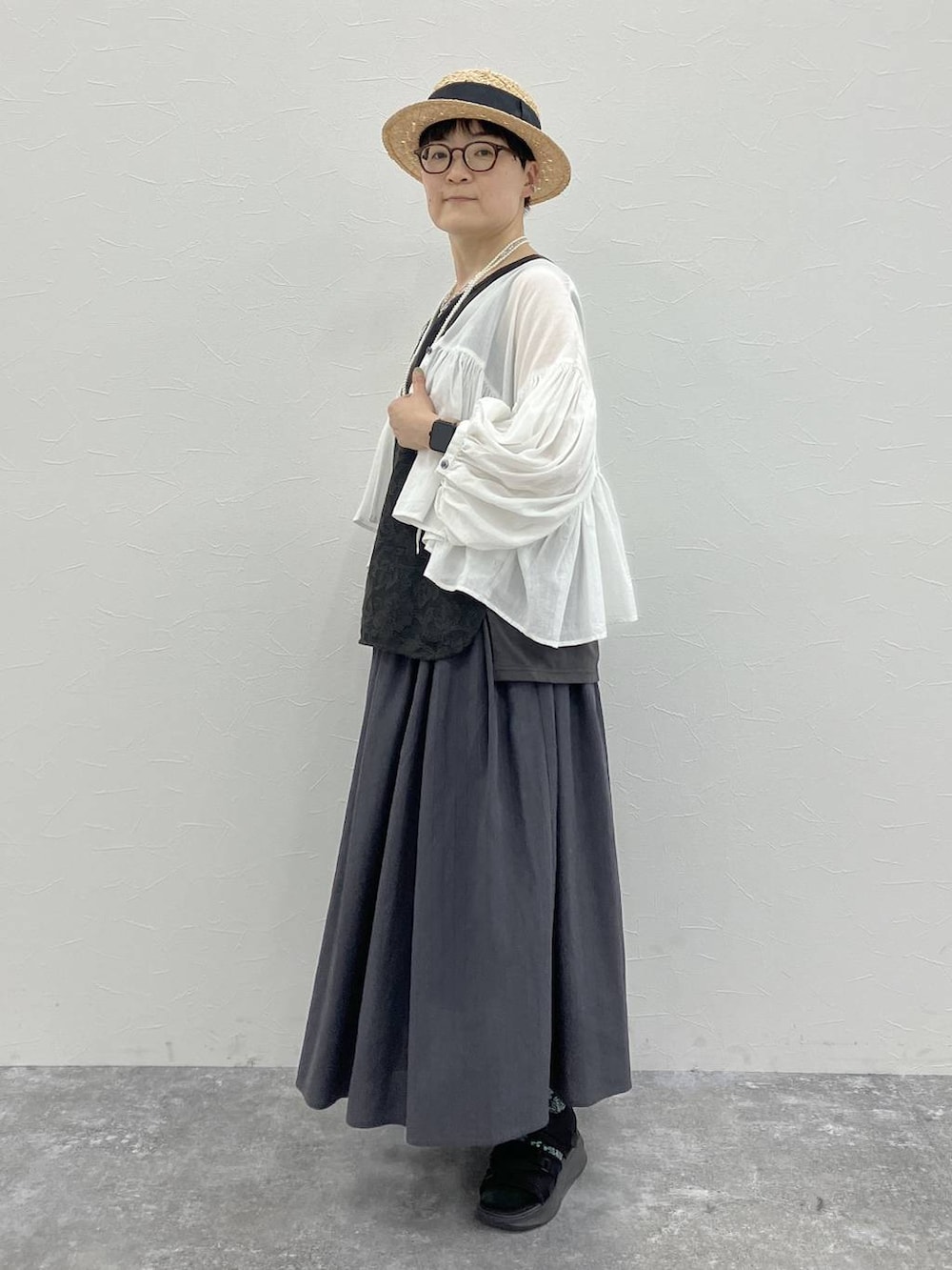 その他のタンクトップ、ホワイト系のネックレス、イエロー系のリングを着用したレディースの春コーディネートの3枚目の写真