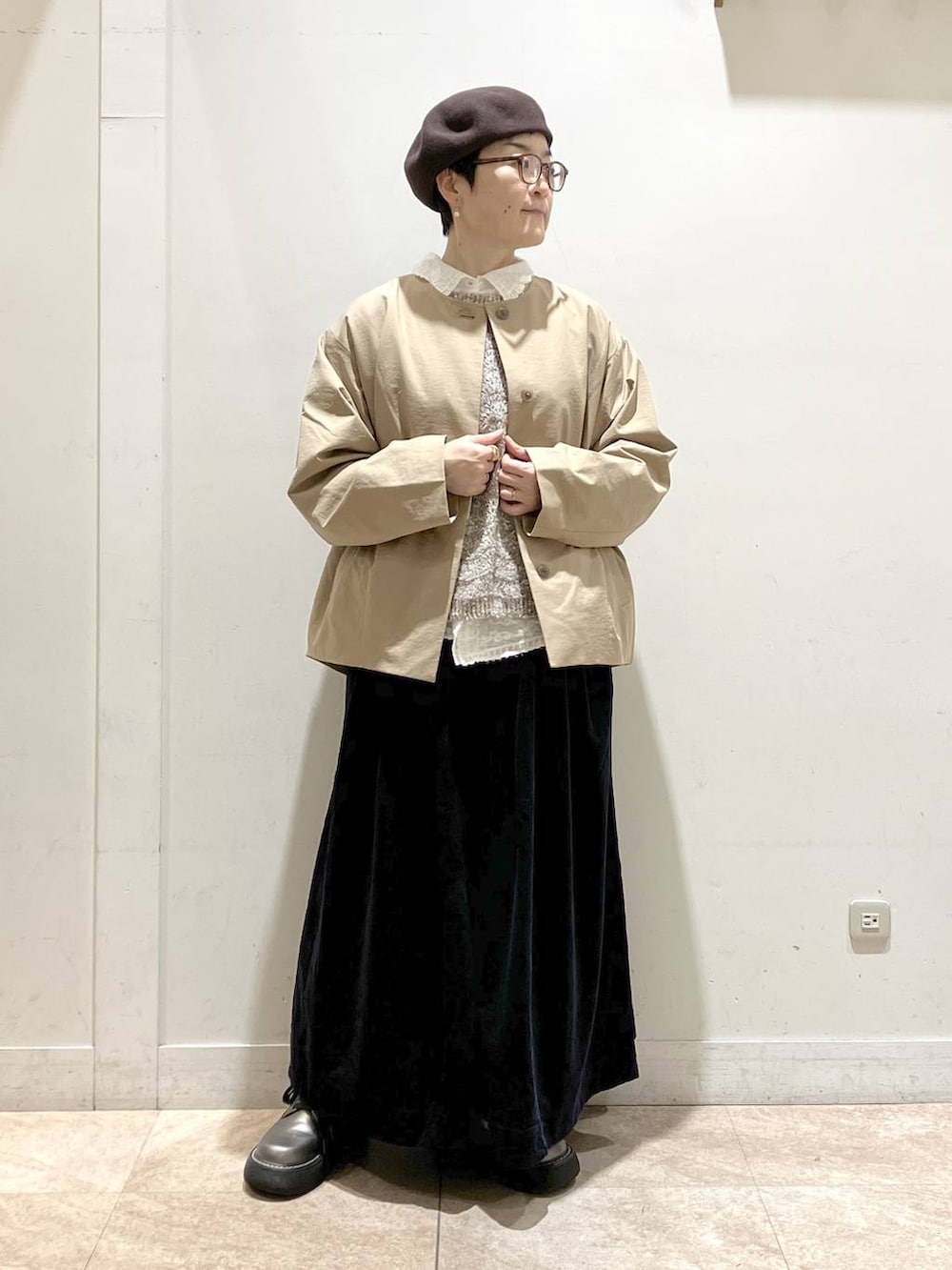 ホワイト系のシャツ/ブラウス、ブルー系のその他パンツ、グレー系のベストを着用したレディースの秋コーディネートの4枚目の写真