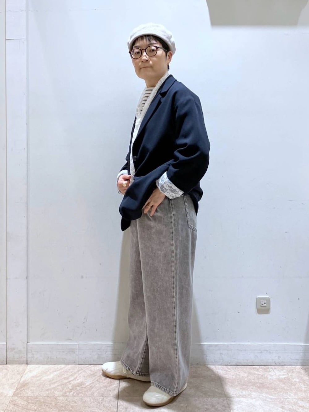 ブルー系のテーラードジャケット、ブルー系のデニムパンツ、その他のTシャツ/カットソーを着用したレディースの冬コーディネートの5枚目の写真