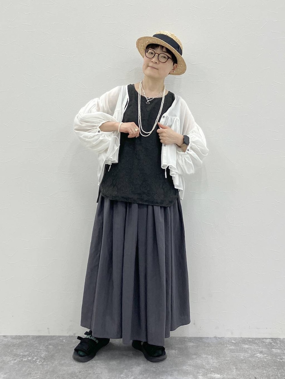 その他のタンクトップ、ホワイト系のネックレス、イエロー系のリングを着用したレディースの春コーディネートの5枚目の写真