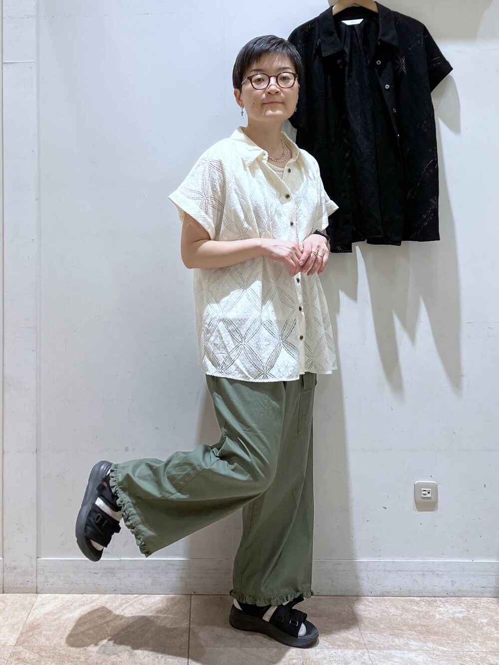 ベージュ系のシャツ/ブラウス、グリーン系のその他パンツ、ホワイト系のTシャツ/カットソーを着用したレディースの夏コーディネートの4枚目の写真