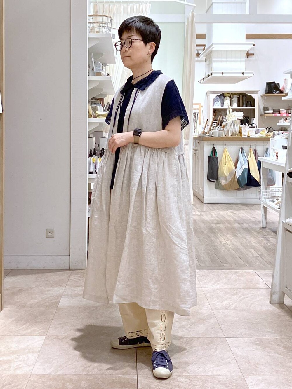 ブルー系のTシャツ/カットソー、ベージュ系のワンピース、ベージュ系のその他パンツを着用したレディースの夏コーディネートの3枚目の写真