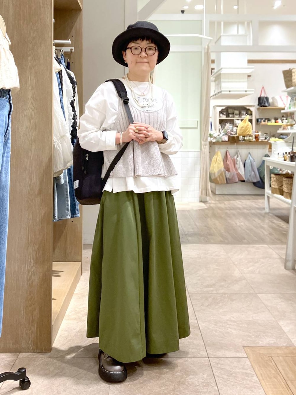 その他のその他シューズ、その他のTシャツ/カットソー、グレー系のベストを着用したレディースの春コーディネートの4枚目の写真