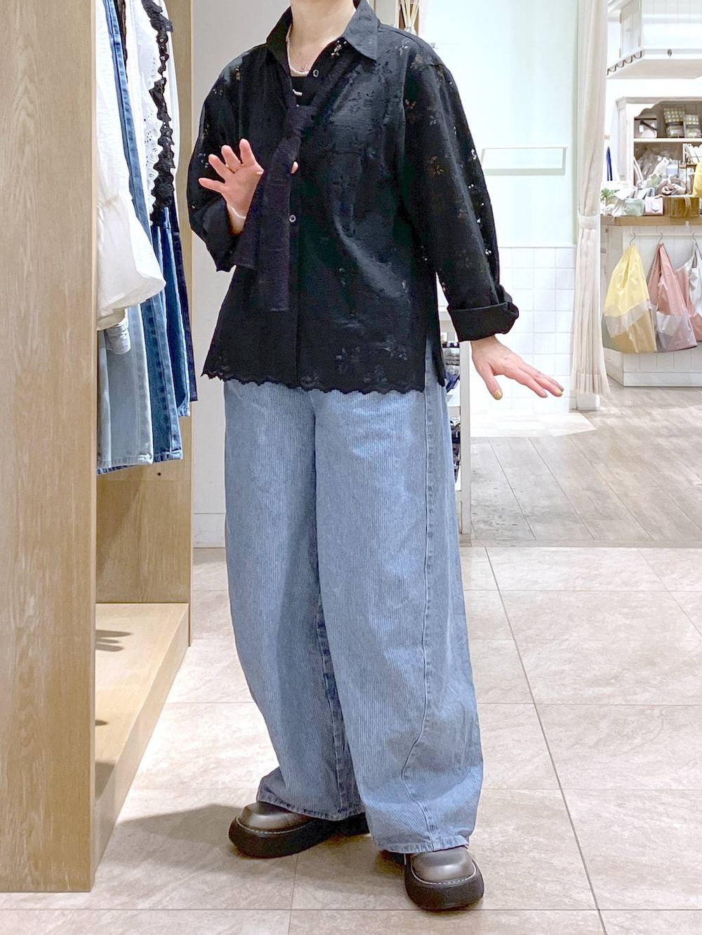 その他のその他シューズ、ブルー系のデニムパンツ、ブラック系のシャツ/ブラウスを着用したレディースの春コーディネートの2枚目の写真