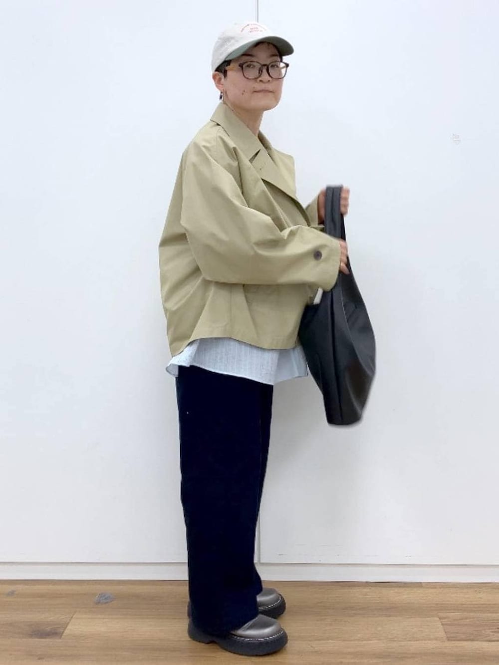 ブラック系のタンクトップ、ブルー系のシャツ/ブラウス、ブルー系のその他パンツを着用したレディースの春コーディネートの4枚目の写真