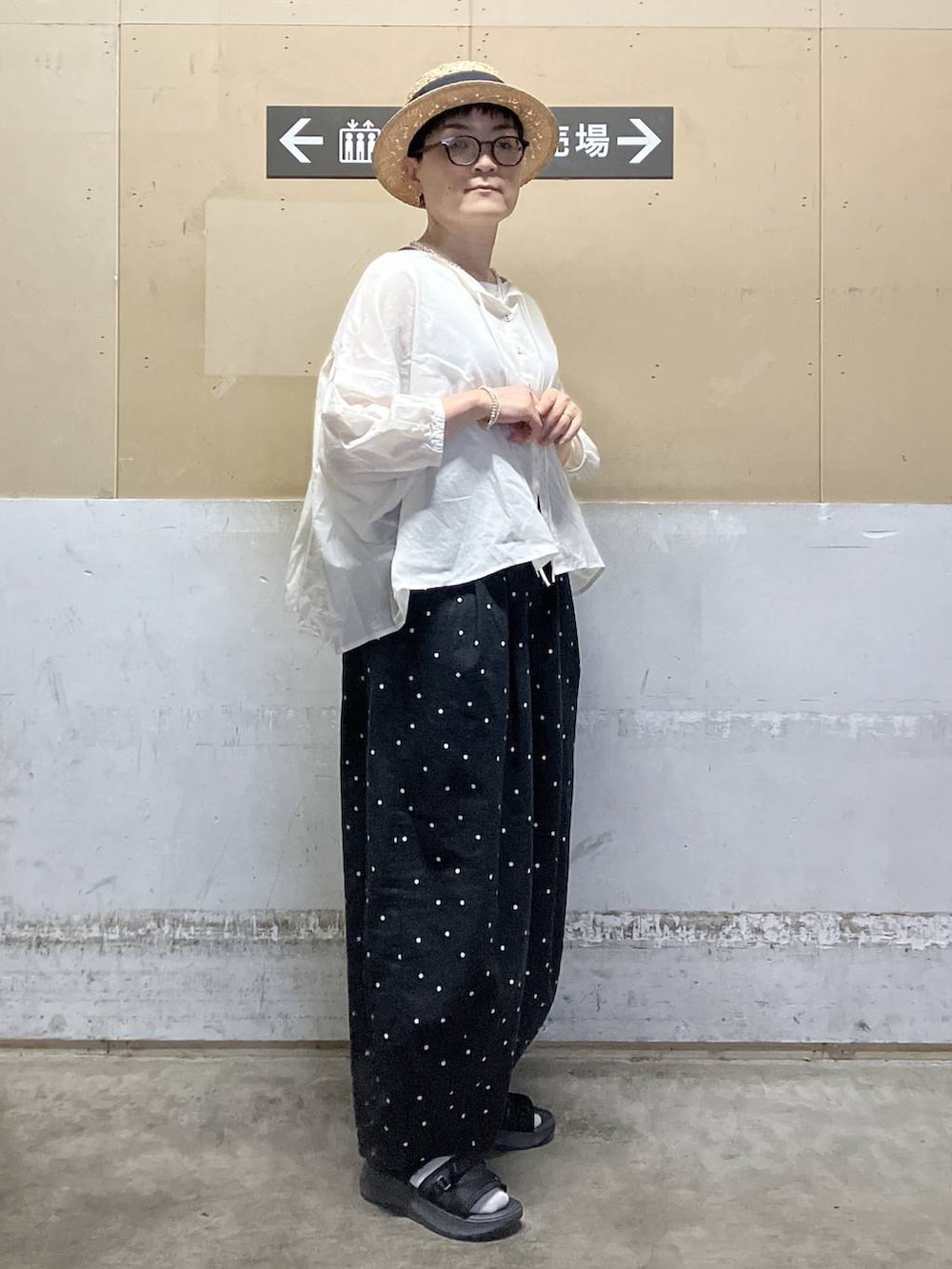 その他のその他パンツ、ホワイト系のタンクトップ、その他のタンクトップを着用したレディースの春コーディネートの4枚目の写真