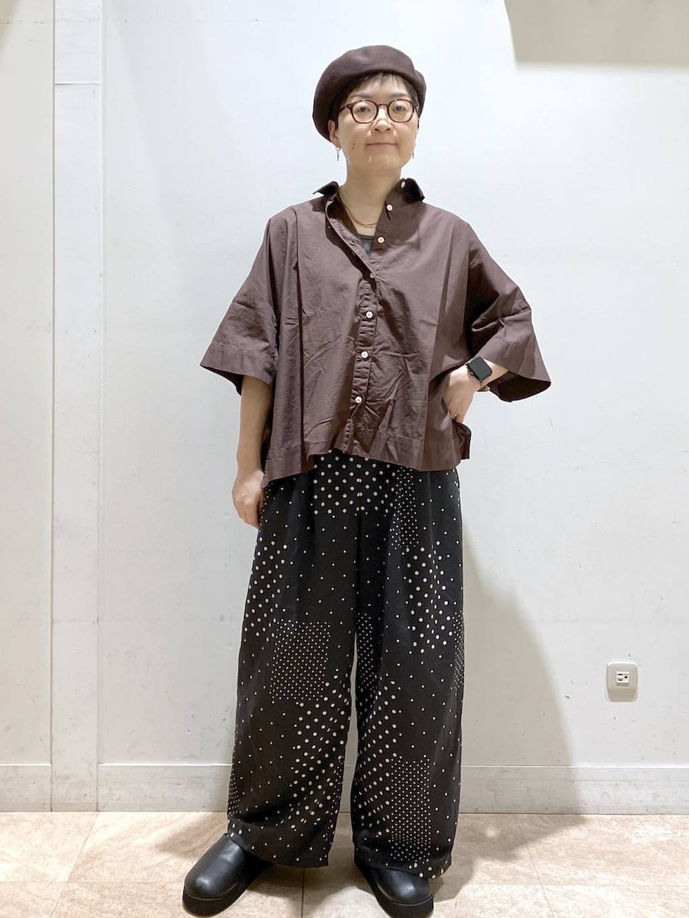 ブラウン系のシャツ/ブラウス、ブラック系のスリッポン、ブラウン系のタンクトップを着用したレディースの夏コーディネートの4枚目の写真