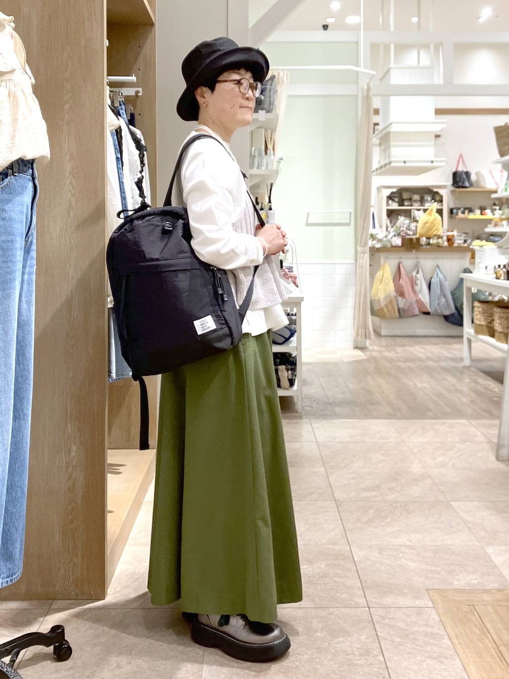 その他のその他シューズ、その他のTシャツ/カットソー、グレー系のベストを着用したレディースの春コーディネートの3枚目の写真