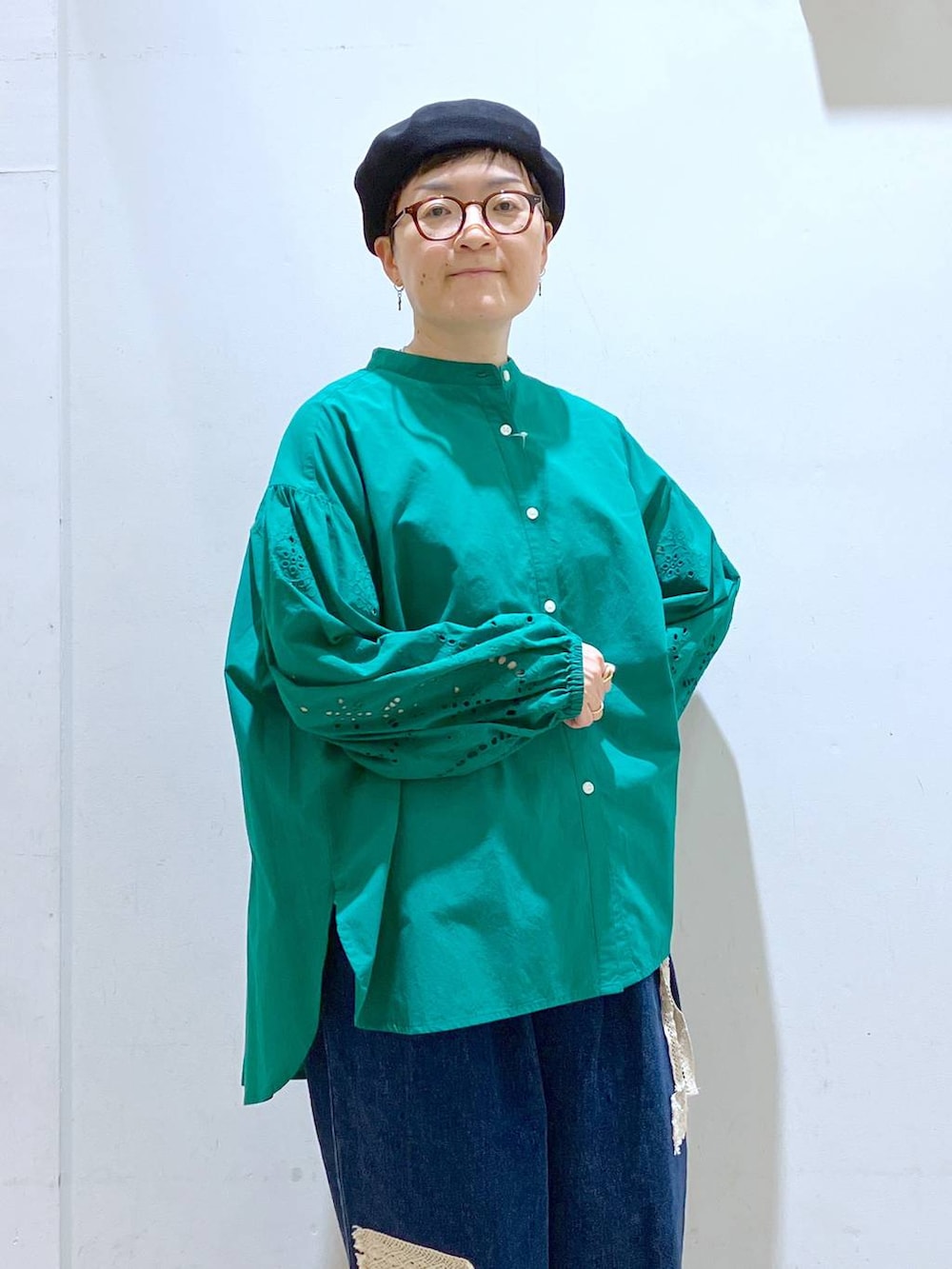 ブルー系のデニムパンツ、グリーン系のシャツ/ブラウス、グレー系のハンチング/ベレー帽を着用したレディースの夏コーディネートの5枚目の写真