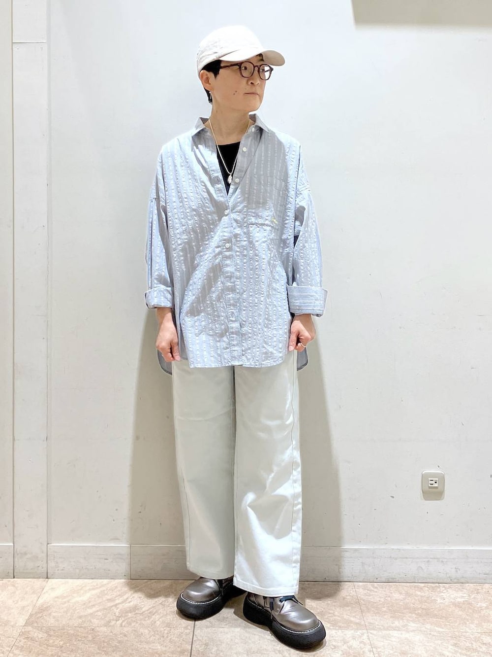 ブラック系のタンクトップ、その他のシャツ/ブラウス、ブルー系のその他パンツを着用したレディースの春コーディネートの4枚目の写真