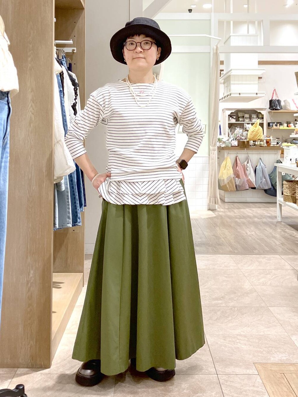 その他のその他シューズ、その他のTシャツ/カットソー、その他のイヤリングを着用したレディースの春コーディネートの4枚目の写真