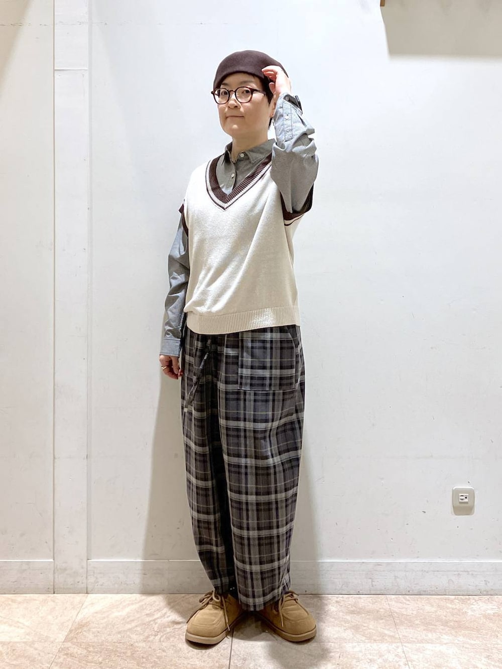 ベージュ系のニット/セーター、イエロー系のモカシン/デッキシューズ、グレー系のその他パンツを着用したレディースの秋コーディネートの3枚目の写真