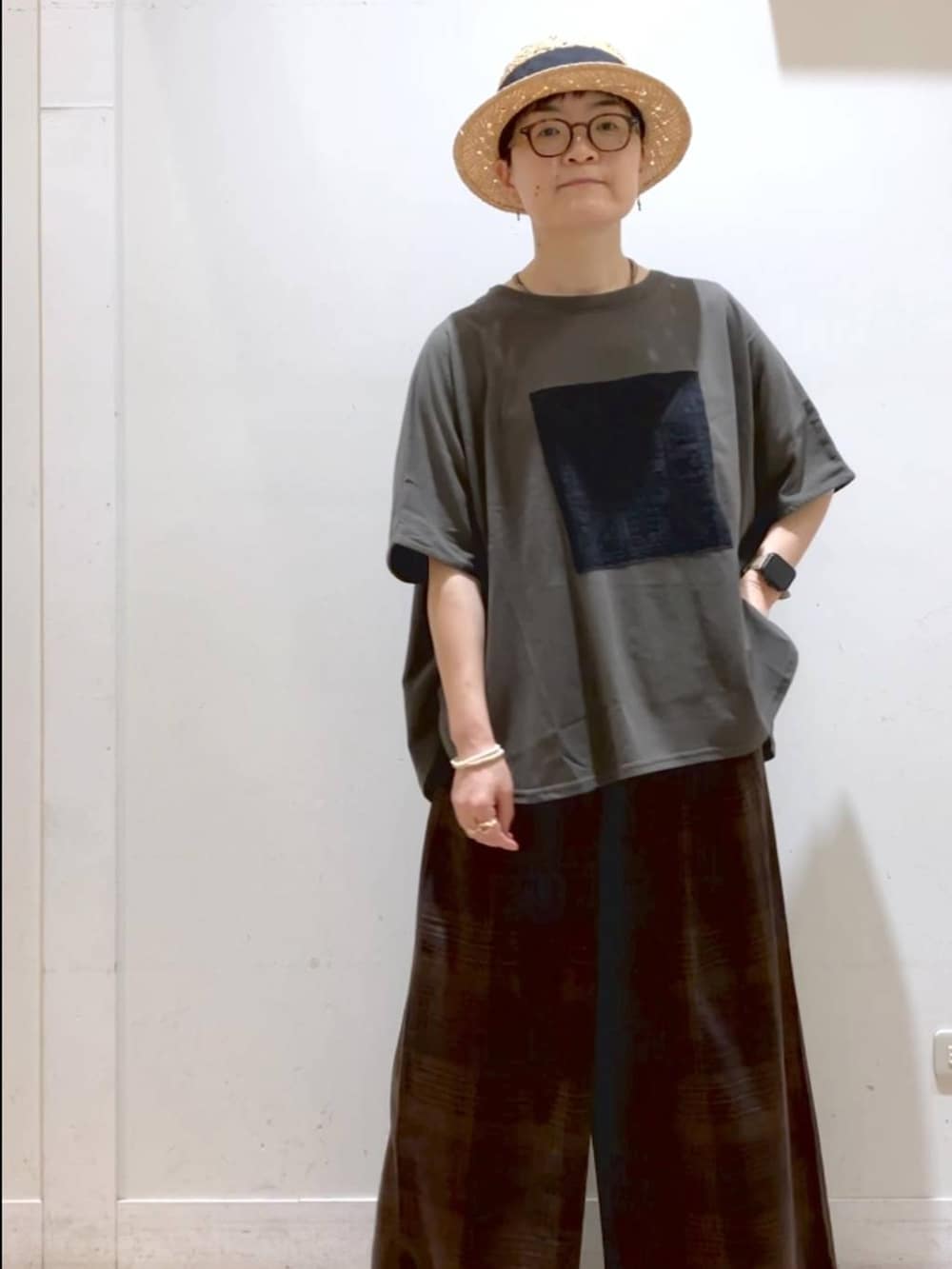 その他のサンダル、グリーン系のTシャツ/カットソー、ブラック系のTシャツ/カットソーを着用したレディースの夏コーディネートの3枚目の写真