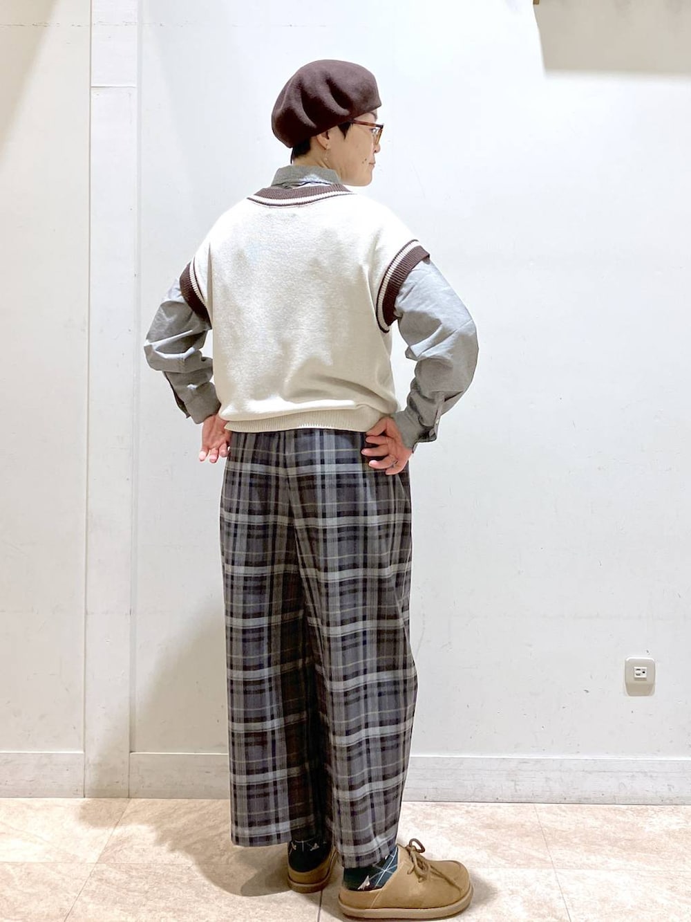 ベージュ系のニット/セーター、イエロー系のモカシン/デッキシューズ、グレー系のその他パンツを着用したレディースの秋コーディネートの4枚目の写真