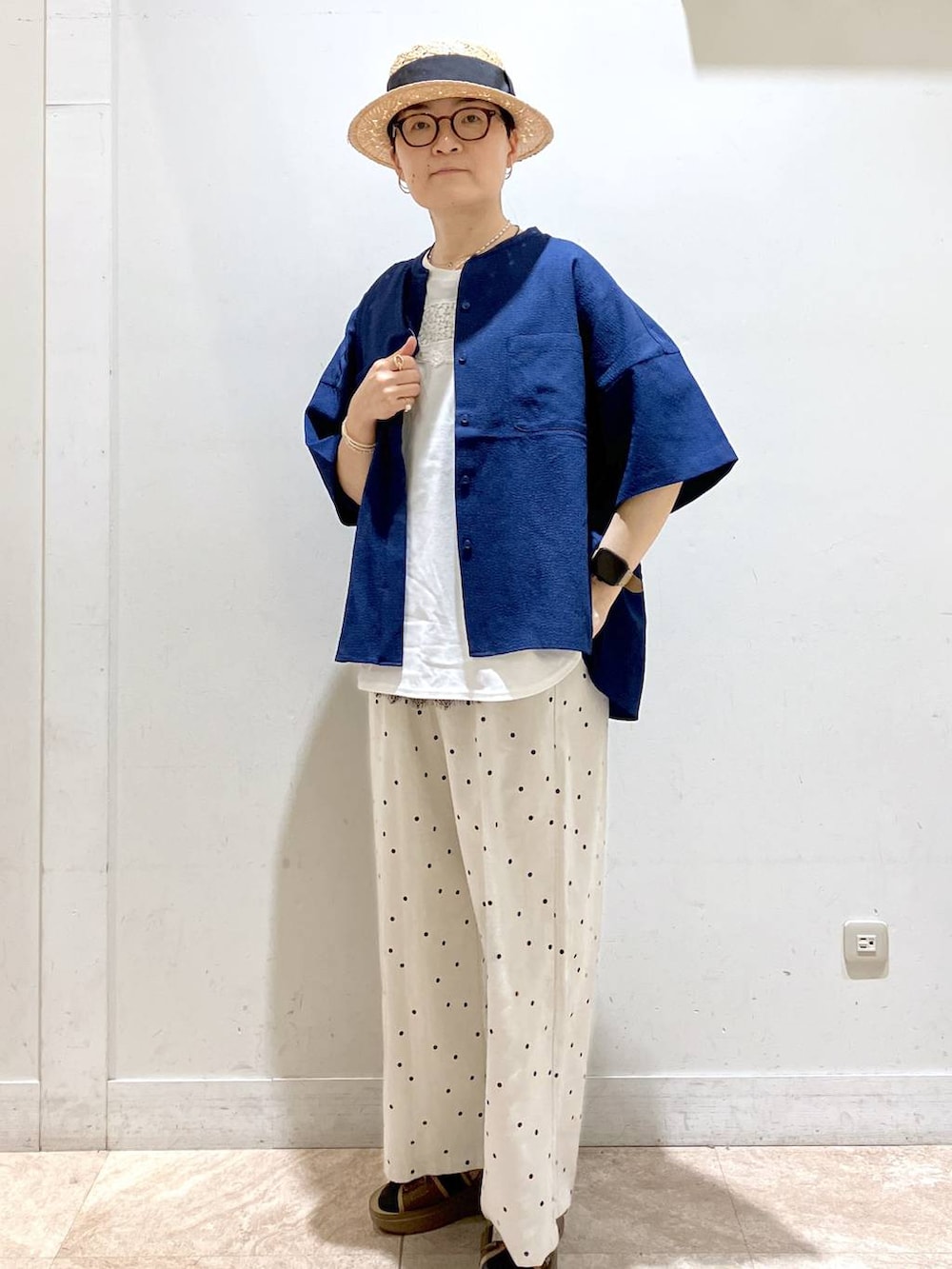その他のサンダル、その他のその他パンツ、ブルー系のシャツ/ブラウスを着用したレディースの夏コーディネートの5枚目の写真
