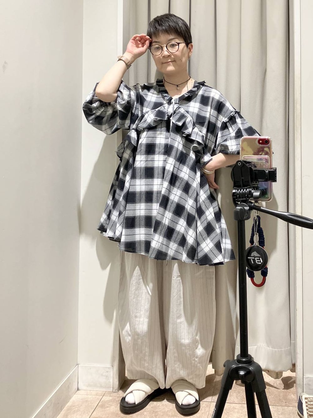ホワイト系のサンダル、その他のその他パンツ、その他のチュニックを着用したレディースの夏コーディネートの2枚目の写真