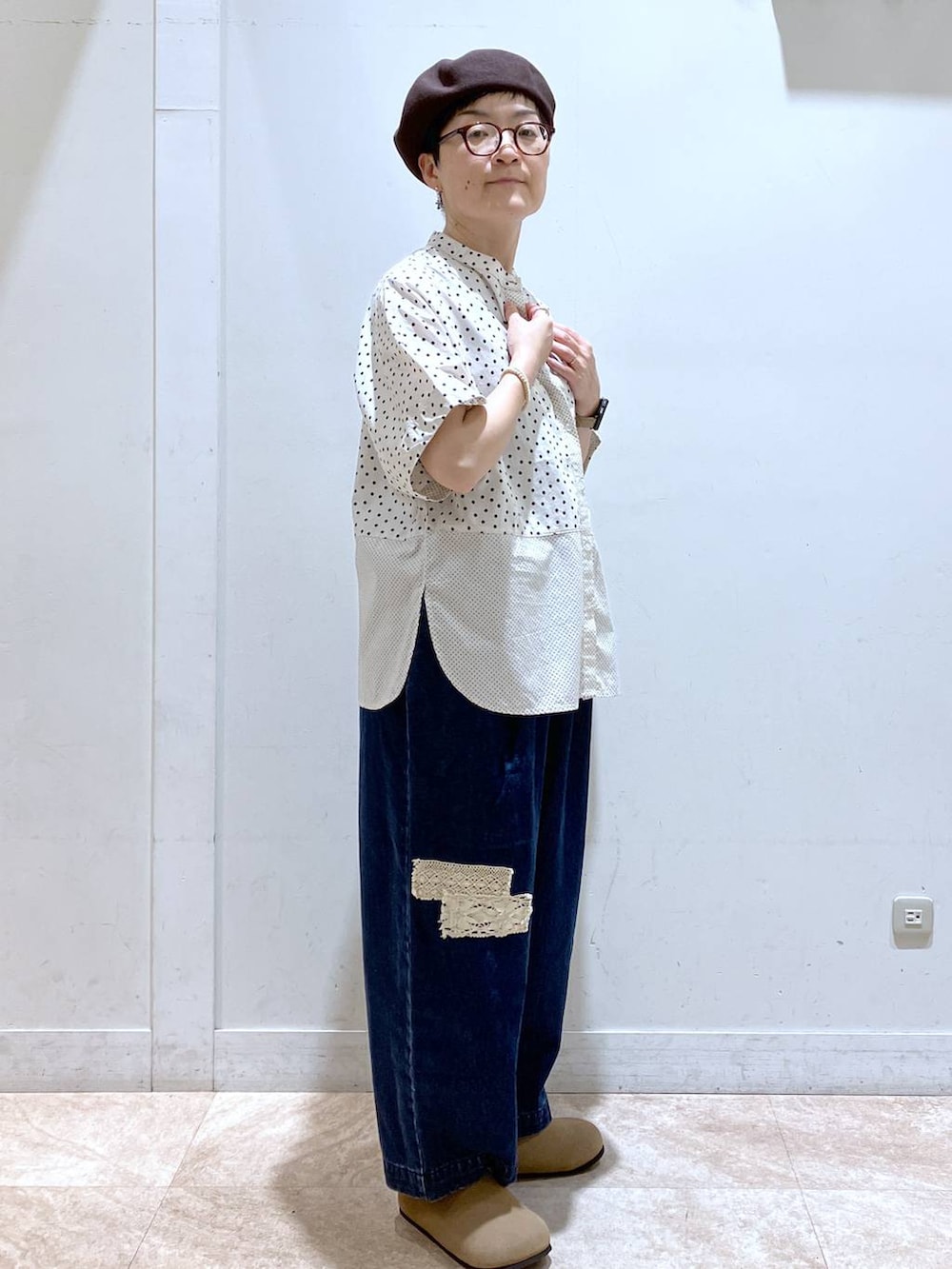 ホワイト系のシャツ/ブラウス、ブルー系のデニムパンツ、ブラウン系のタンクトップを着用したレディースの夏コーディネートの4枚目の写真
