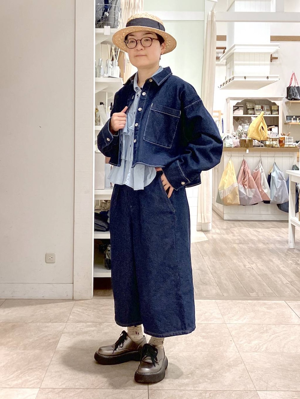 その他のその他シューズ、ブルー系のその他パンツ、ブルー系のシャツ/ブラウスを着用したレディースの春コーディネートの4枚目の写真