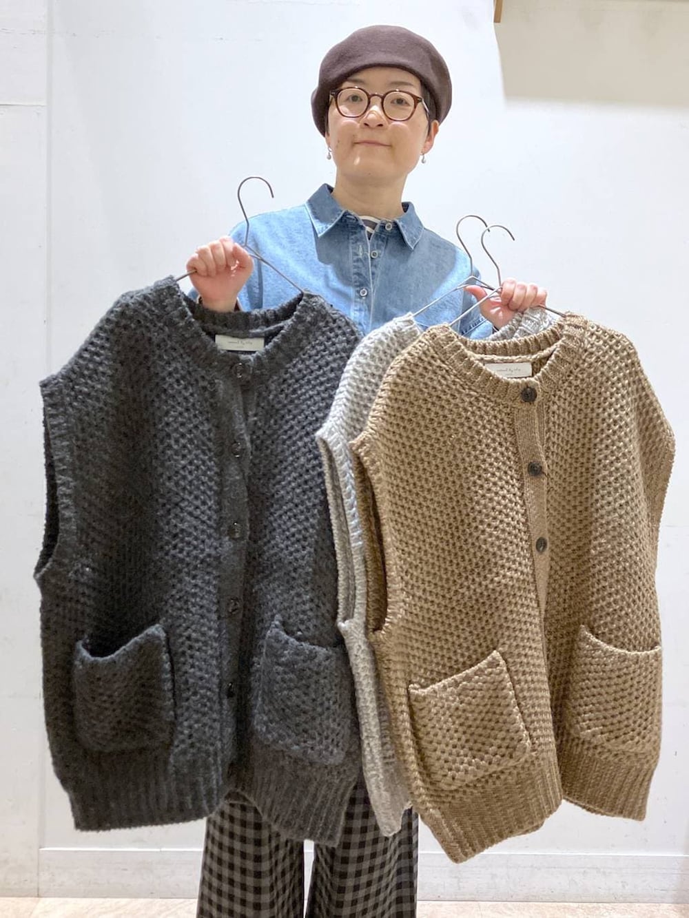 グレー系のニット/セーター、ブルー系のシャツ/ブラウス、その他のその他シューズを着用したレディースの秋コーディネートの3枚目の写真