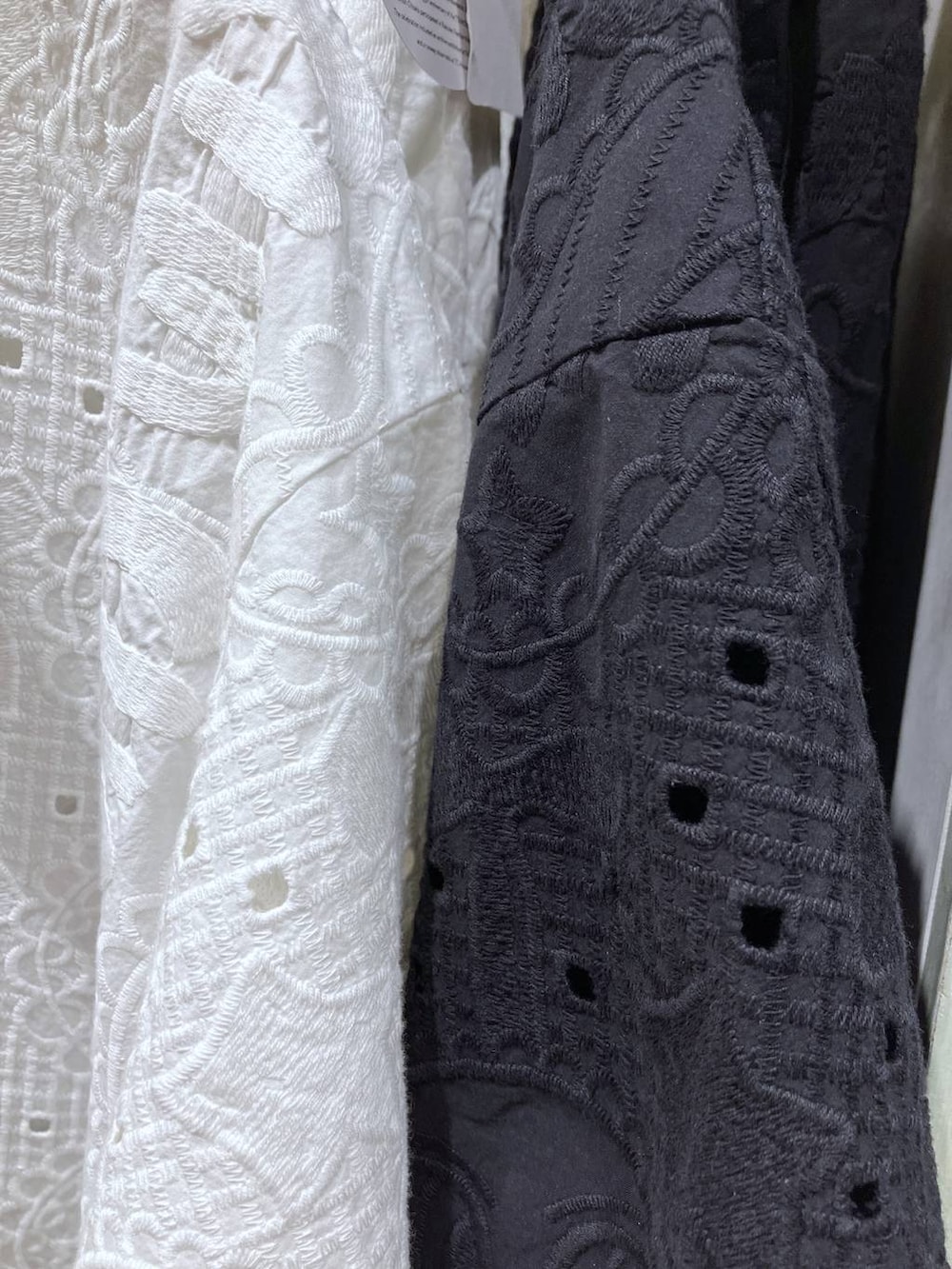 ブラック系のタンクトップ、その他のサンダル、シルバー系のイヤーカフを着用したレディースの夏コーディネートの6枚目の写真