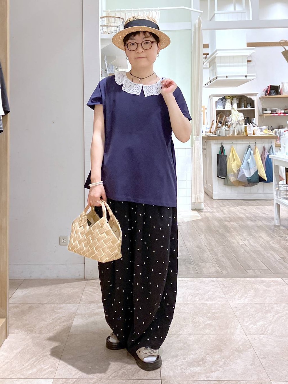 ベージュ系のサンダル、その他のその他パンツ、その他の収納グッズを着用したレディースの夏コーディネートの2枚目の写真