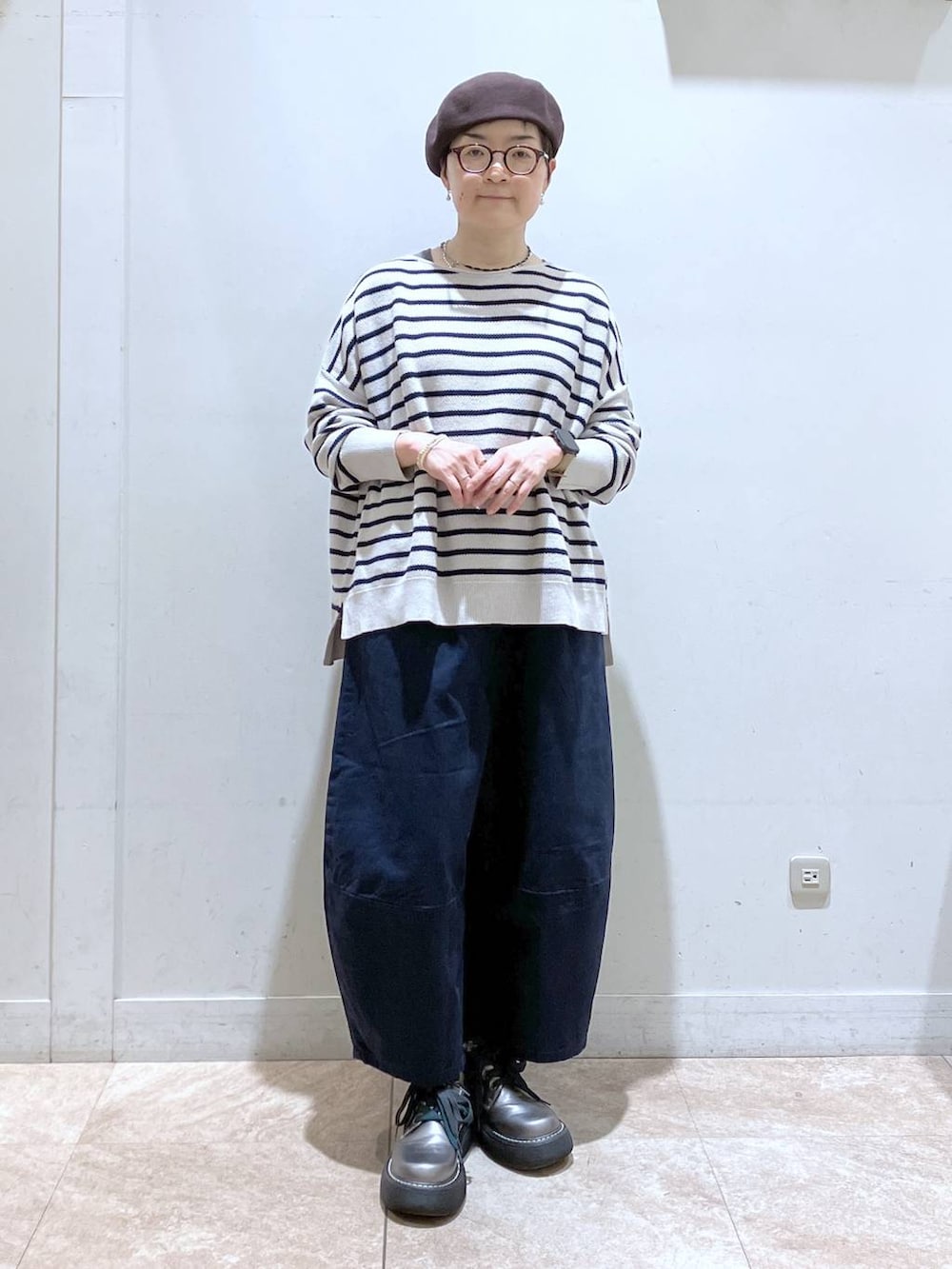 グレー系のニット/セーター、その他のその他シューズ、その他のタンクトップを着用したレディースの秋コーディネートの5枚目の写真