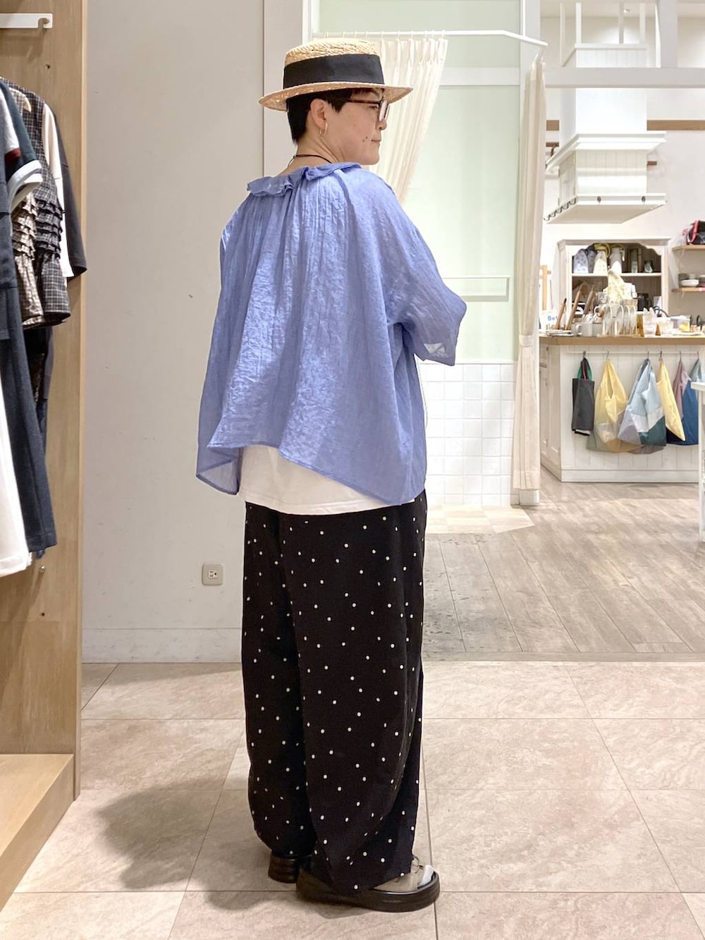 ベージュ系のサンダル、その他のその他パンツ、グレー系のソックス/靴下を着用したレディースの夏コーディネートの4枚目の写真