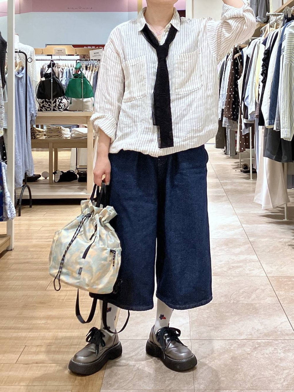 その他のその他シューズ、その他のシャツ/ブラウス、ブルー系のその他パンツを着用したレディースの春コーディネートの2枚目の写真
